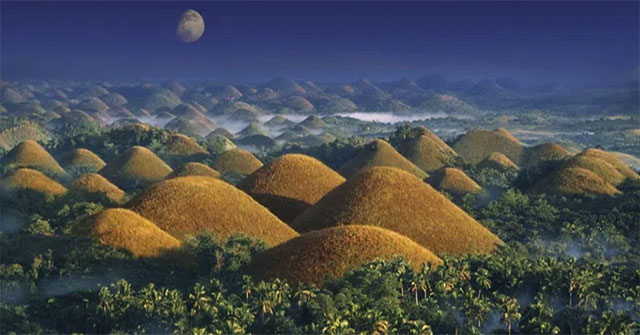 The legend of the unique Chocolate Hills in the world, thought only on another planet