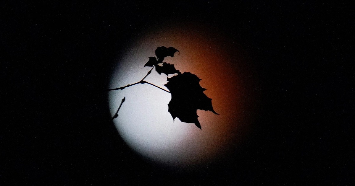 The longest series of photos of the 'blood moon' in 580 years around the world