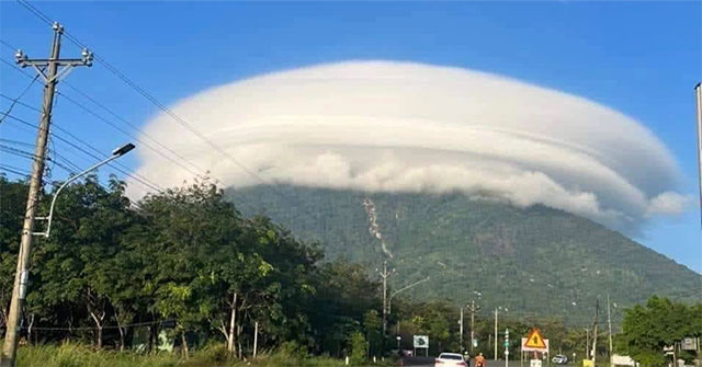 The magical cloud appeared on the top of Ba Den mountain (Tay Ninh), making people constantly excited.