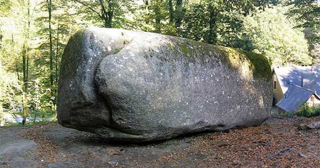 The mysterious rock weighs 137 tons, anyone can move