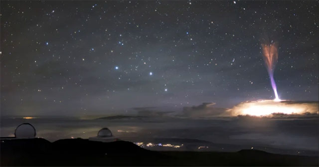 The mystery of a giant lightning bolt 'shoots back' into the clouds