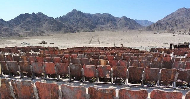 The mystery of the 'doomsday' cinema, built in the desert but not a single person has visited for more than 30 years