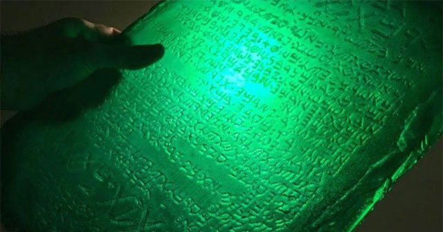 The mystery of the emerald stone being carried to the grave: The sacred object that hides the secret of the universe