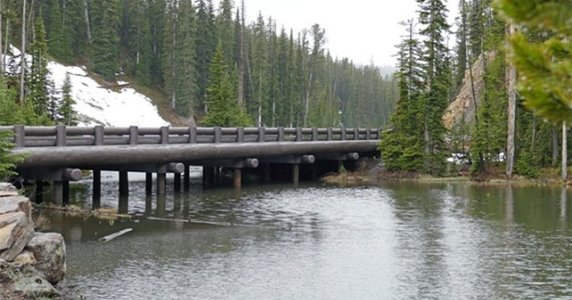 The only lake that flows into both the Atlantic and Pacific Oceans