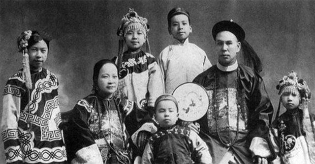 The Qing Dynasty collapsed, what surname did 20,000 royal descendants change to to integrate into the new era?