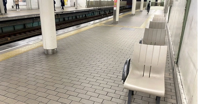 The reason why seats at many train stations in Japan do not face the tracks
