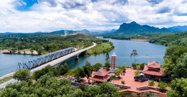 The river originates from the Truong Son range: Associated with 'fire coordinates', only 77km long but has more than 100 waterfalls