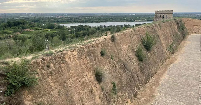 The secret 'living skin' that protects the Great Wall