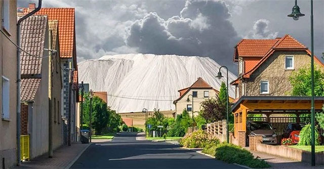 The snow-white mountain stands tall in the middle of the green plain: Unexpectedly, it is a giant garbage dump!