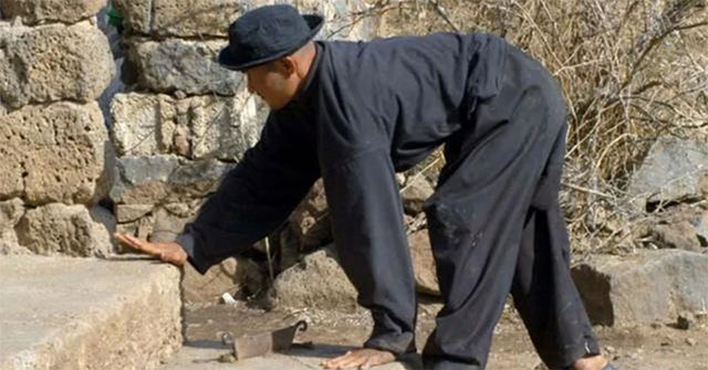 The strange 'cow village', no one knows how to walk, can only crawl on 4 legs