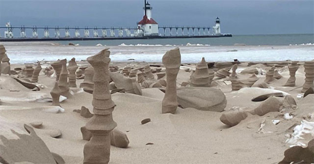The strange 'sand board' appeared along the American lake
