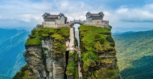 The temple is located on the top of the mountain split in two and the mysteries make posterity headache