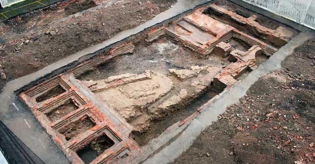 The thousand-year-old castle suddenly appeared under the basketball court