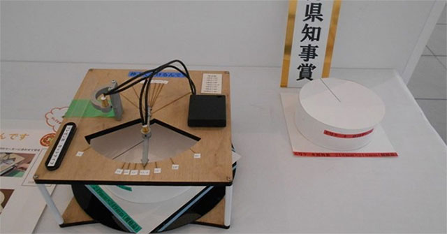 The unique machine that cuts round cakes into equal pieces, without a centimeter deviation