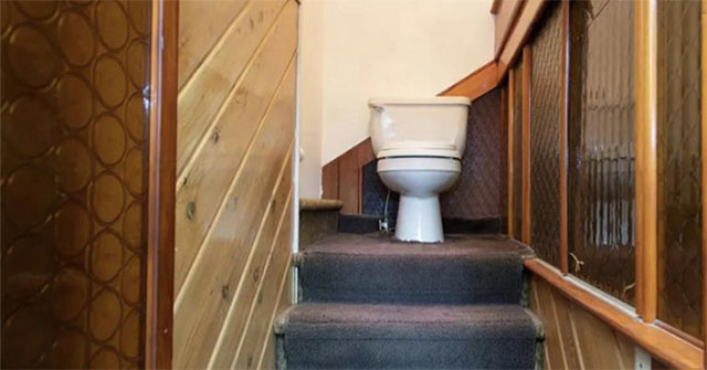 The weird house with the toilet in the middle of the stairs is famous on social networks