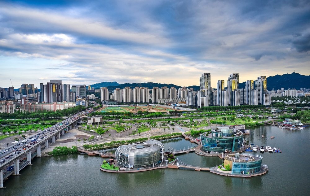 The world's first floating city helps people survive when the sea level rises