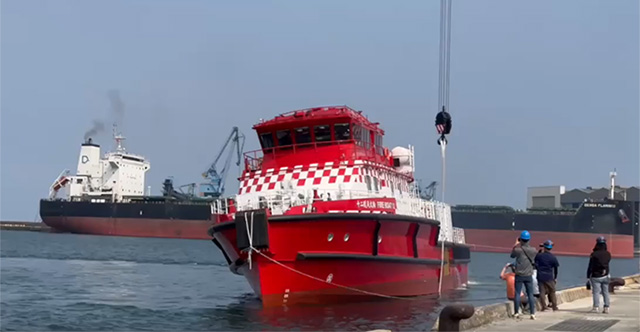 The world's largest firefighting ship balances itself in 6 seconds