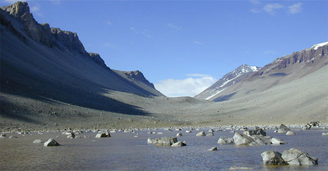 The world's 'strange' lake: In the coldest place in Antarctica, even minus 50 degrees can't freeze