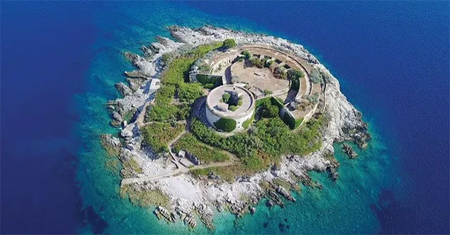 Top 12 beautiful and scary abandoned islands in the world