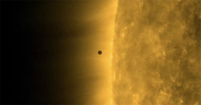 'Tsunami of light' just peeled Mercury into a strange comet