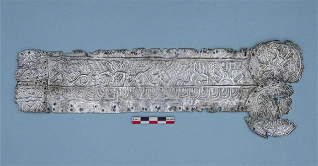 Unearthed a silver plate with a topless Scythian goddess