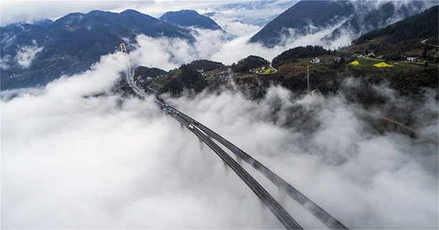 Using rockets to... build bridges, China surprises the world with its unique 'walking on clouds' project