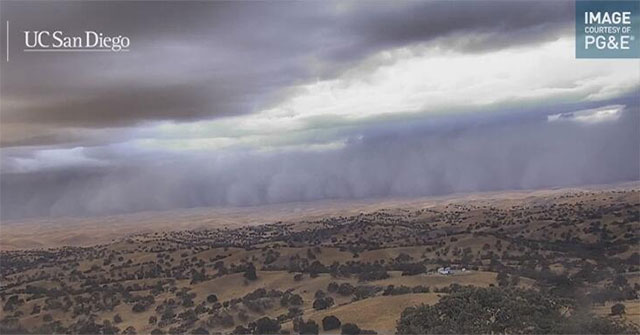 Video: Close-up of the terrible path of the Habood dust storm, causing 15 thousand people in the US to lose power