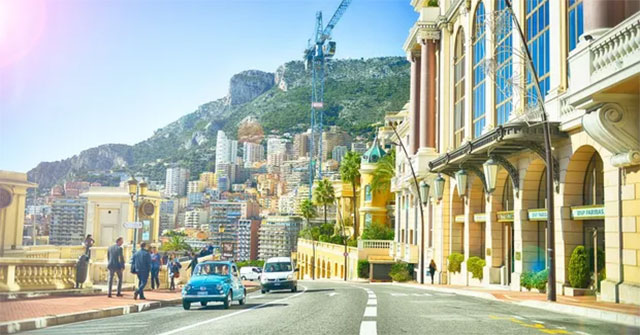 Visit the country that is only nearly 2km2 wide but beautiful like a fairy kingdom, 1 out of 3 people is a millionaire