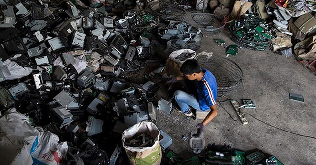 Warning of an explosion of electronic waste created by AI