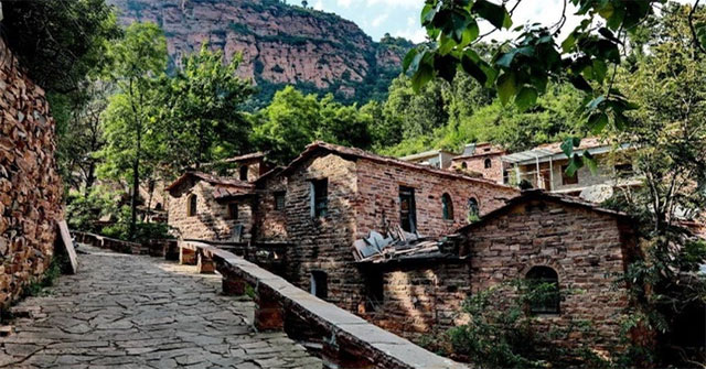 Weird village 90% of residents have the same last name, it is not allowed to marry outsiders