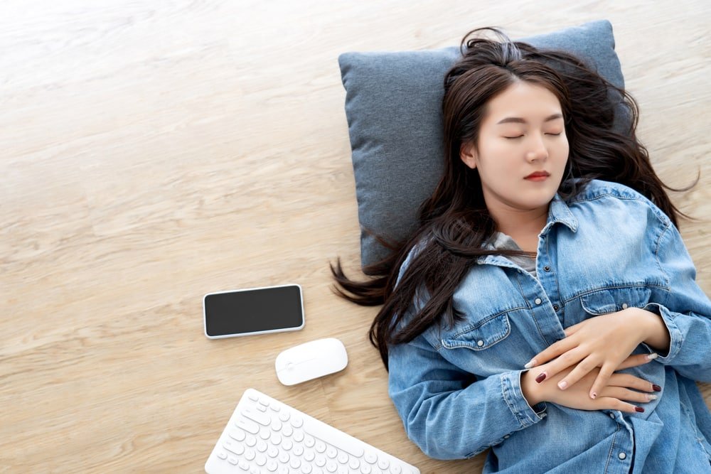 What benefits will your body gain if you sleep on the floor?
