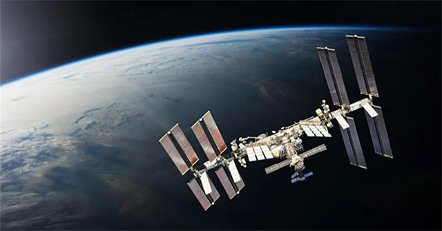 What is NASA doing to fix the leak problem on the ISS?