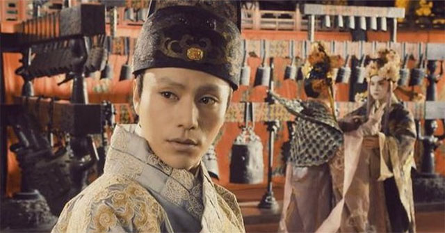 What is the difference between Western eunuchs and Chinese eunuchs?