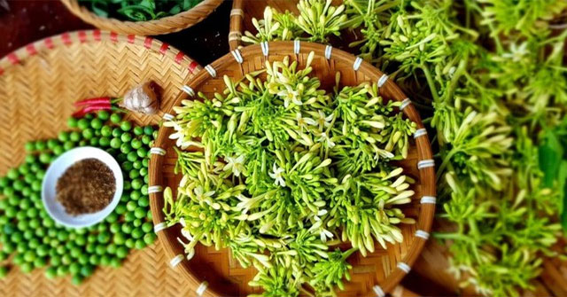 What substance is in male papaya flowers that is rumored to 'kill cancer cells'?
