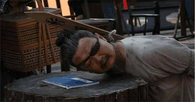 When feudal Chinese prisoners were beheaded, why didn't they protest, but voluntarily knelt?