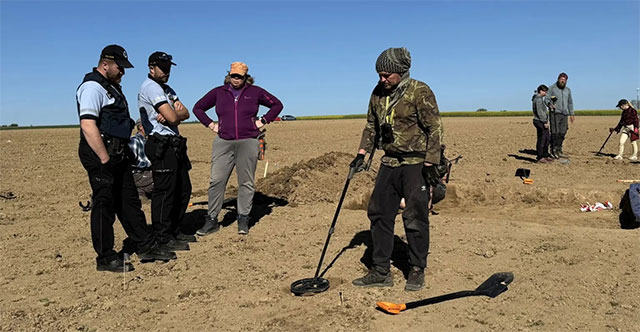 While walking, the woman suddenly found a huge 'treasure'