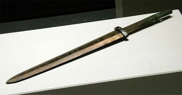 Why are the weapons in the 2,000-year-old Qin Shi Huang tomb still shiny?
