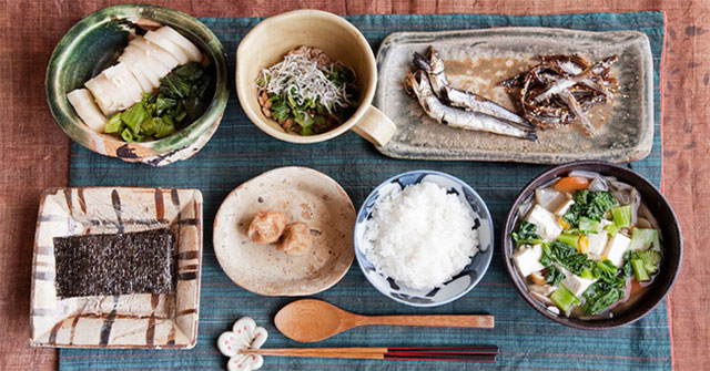 Why are there no breakfast shops in Japan?