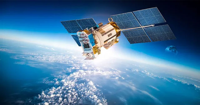 Why can a Bluetooth device on Earth successfully connect to a satellite at a distance of 600km?