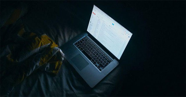 Why can blue light from screens cause premature aging?