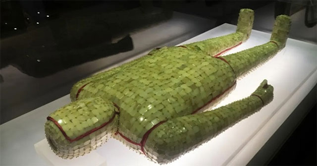 Why did ancient Chinese emperors use jade coffins?