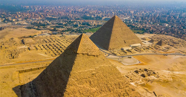 Why did the Egyptian pharaohs stop building pyramids?