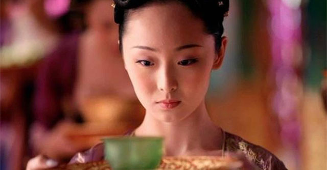 Why did the palace maids compete to 'wash the dragon hole' of the emperor every day?