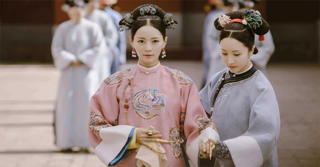Why do concubines often have to have someone to help them walking in the palace?