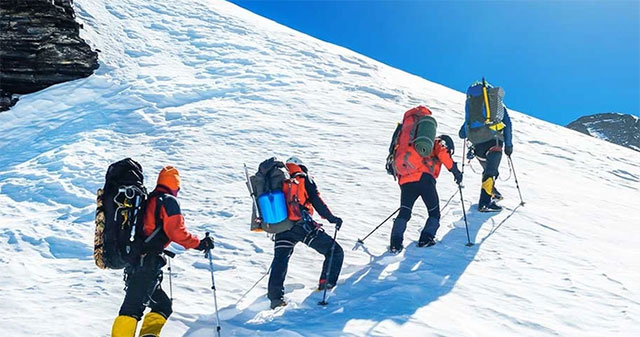 Why does climbing Mount Everest have to start at midnight?