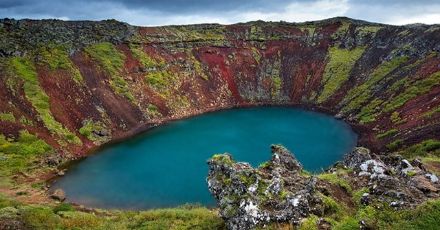 Why does the crater lake in Iceland have a special turquoise color?
