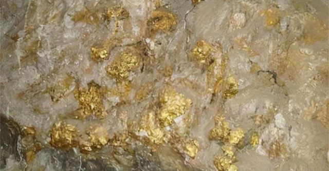 Why has no one dared to dig the world's largest gold mine for 80 years?