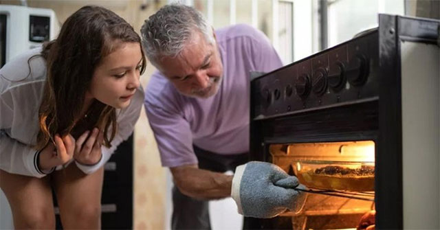 Why is it so fast to cook food in the microwave, but not as safe as the oven?