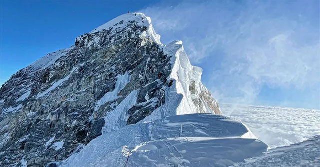 Why is Mount Everest so attractive to so many people?