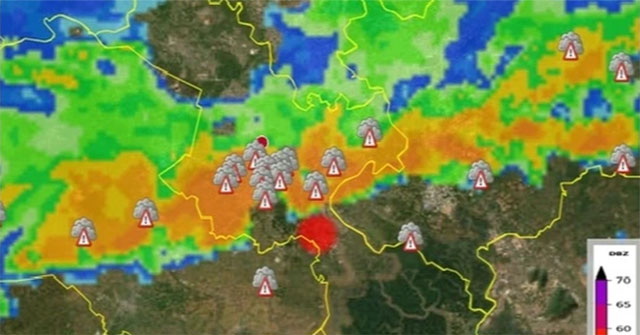 Why was there heavy rain and terrible thunder and lightning in Ho Chi Minh City last night?